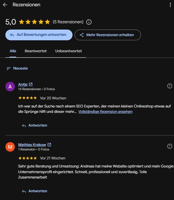 Liste von Google-Rezensionen mit Fünf-Sterne-Bewertungen und Antwort-Buttons