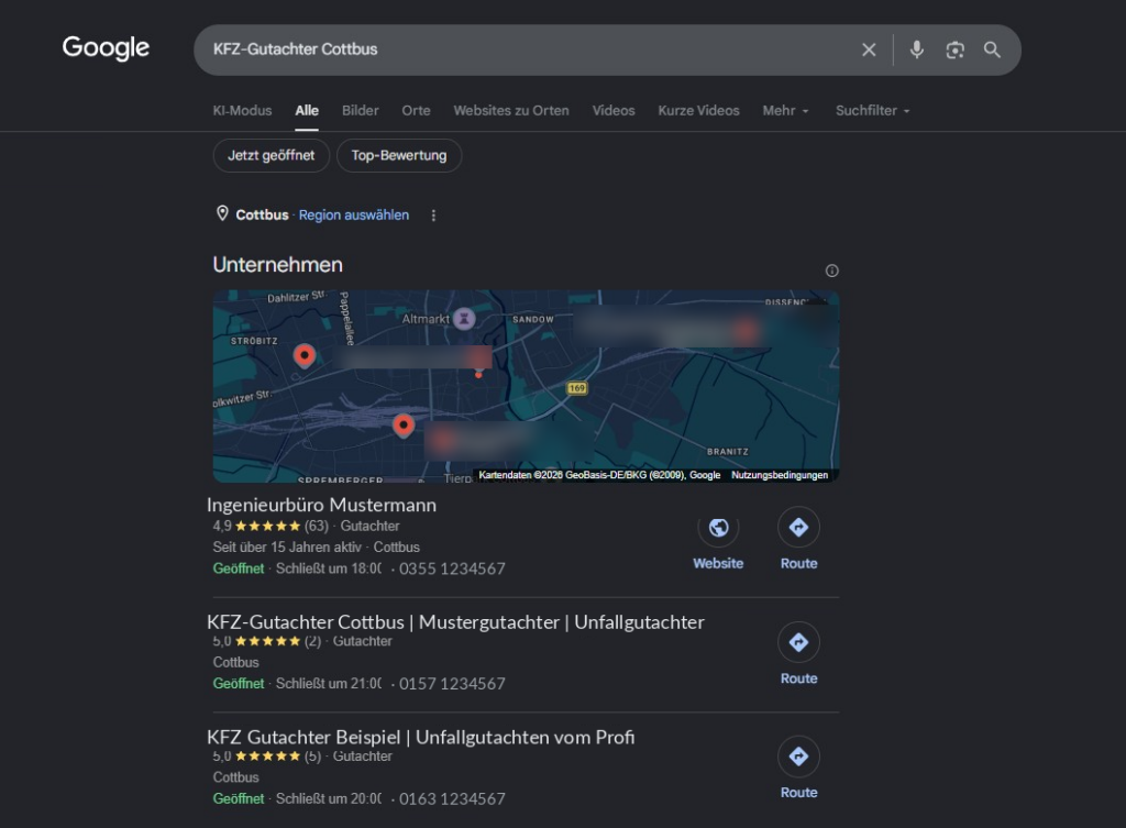 Google-Suchergebnis für KFZ-Gutachter Cottbus im Dunkelmodus: Local Pack mit Kartenausschnitt und drei anonymisierten Unternehmenseinträgen mit Sternebewertungen, Öffnungszeiten und Route-Buttons